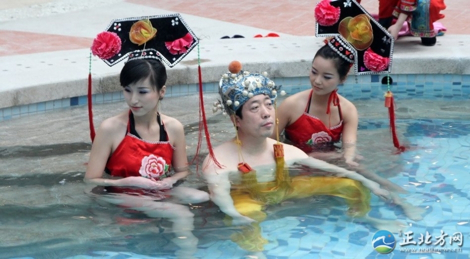 帝王頭湯十萬(wàn)拍得引圍觀 嬪妃宮女陪入浴（組圖）