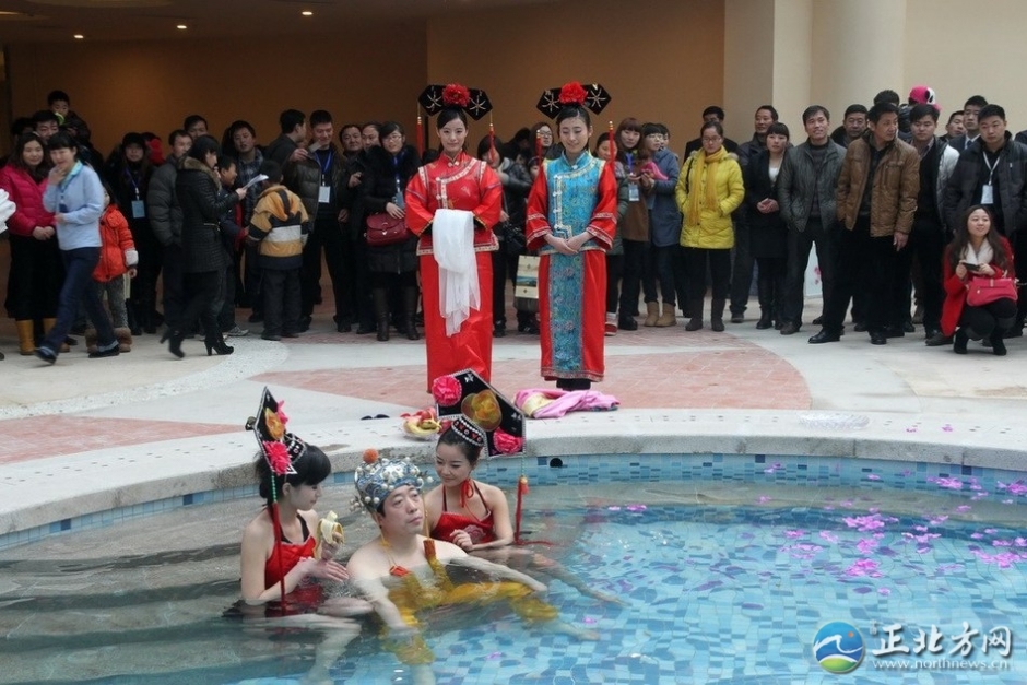 帝王頭湯十萬拍得引圍觀 嬪妃宮女陪入?。ńM圖）
