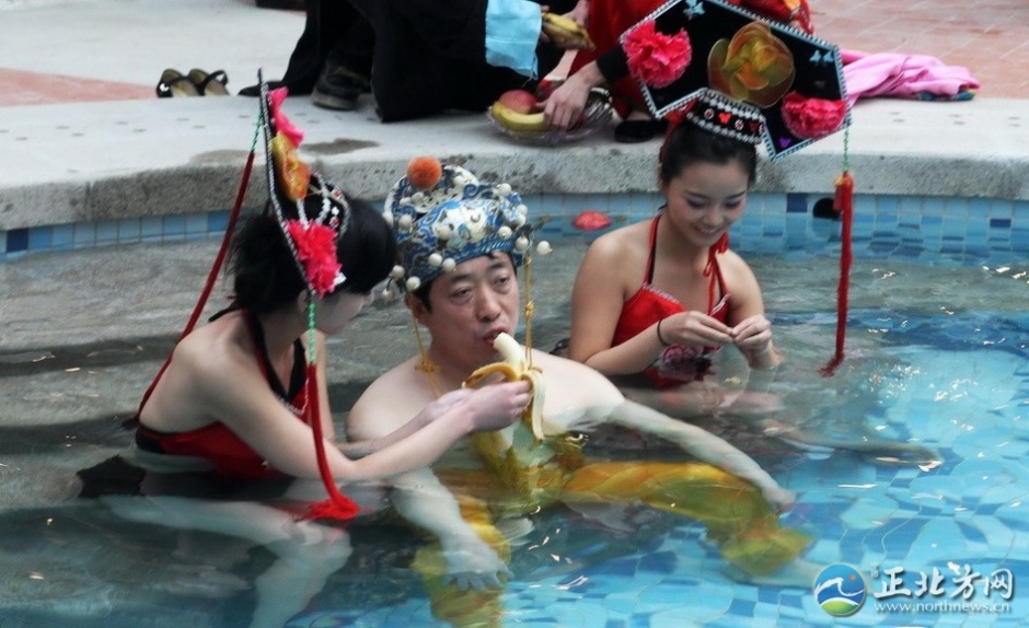 帝王頭湯十萬拍得引圍觀 嬪妃宮女陪入?。ńM圖）