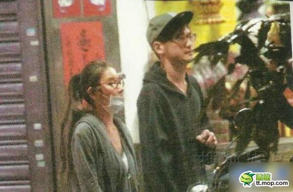 臺(tái)灣媒體報(bào)道，性感人妻歌手許維恩和老公Alex田恩沛(前偶像團(tuán)體B.A.D成員)分居后，被直擊載著年輕男性返家，該名男子是以裸奔、吃羊大便闖出 名的CIRCUS團(tuán)員KID，年紀(jì)小許維恩3歲