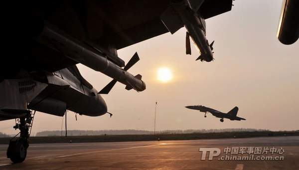 蘭空航空兵某團戰(zhàn)機迎著朝霞起飛。朱志章 攝