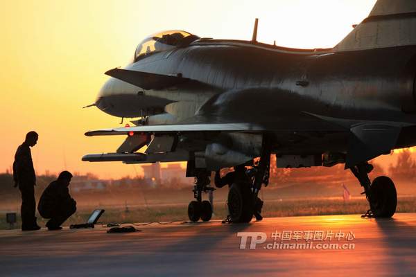北空某部，機(jī)務(wù)人員在夕陽下維護(hù)殲十戰(zhàn)機(jī)。苑小偉 攝