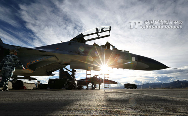 成都軍區(qū)空軍航空兵某師機(jī)務(wù)和場(chǎng)站官兵在西藏高原某機(jī)場(chǎng)緊張準(zhǔn)備戰(zhàn)機(jī)。