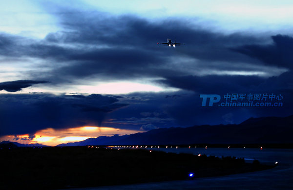 戰(zhàn)機(jī)在夕陽的余暉中緊急起飛沖向天際。