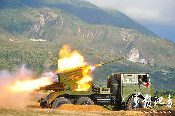 正在野外駐訓的成都軍區(qū)某炮兵旅開展帶實戰(zhàn)背景的演練，提高部隊火力打擊能力。