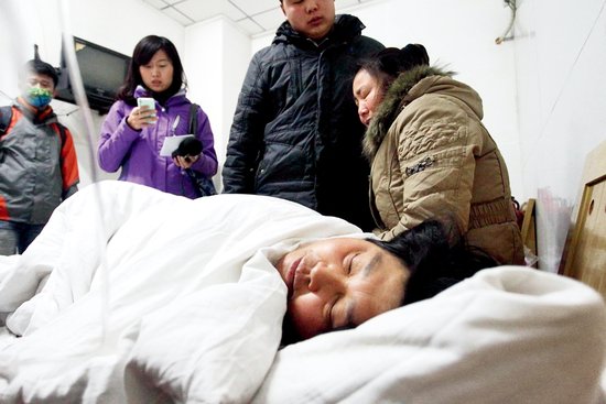 火災后，袁厲害因突發(fā)高血壓病倒住院，一度陷入昏迷。（攝影盧廣等）