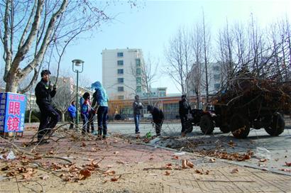 大學生春節(jié)留守打工賺經(jīng)驗 獨生子女體驗異地過年