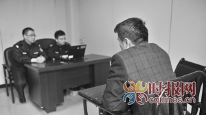 南岸區(qū),民警對被抓獲的“黑車”司機(jī)王洪詢問案發(fā)當(dāng)時的細(xì)節(jié)