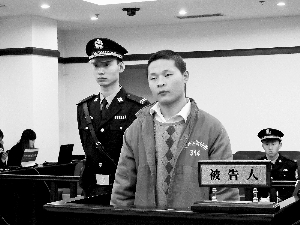 一臉稚氣的孟某站在法庭上受審。