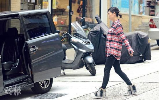 懷孕接近4個月的應采兒開始圓潤發(fā)福，不過依然健步如飛。