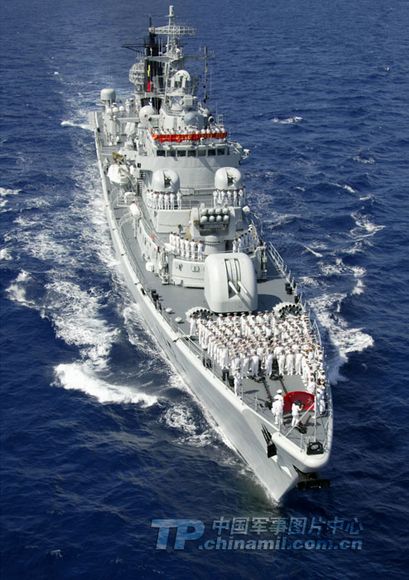 資料圖：青島艦遠(yuǎn)航駛出領(lǐng)海線。