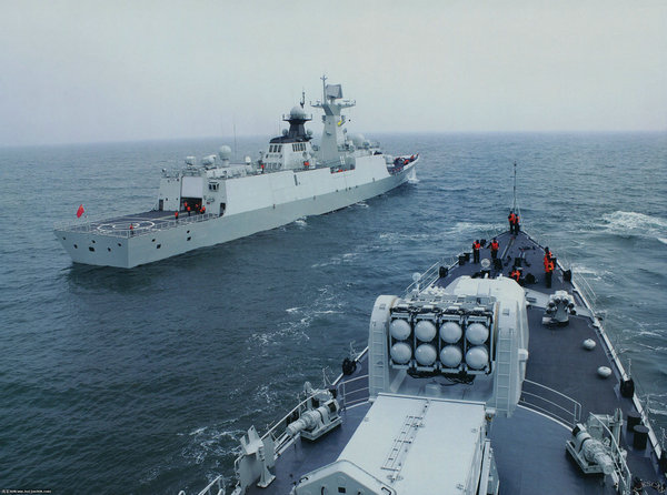 資料圖：煙臺艦與友艦編隊航行。