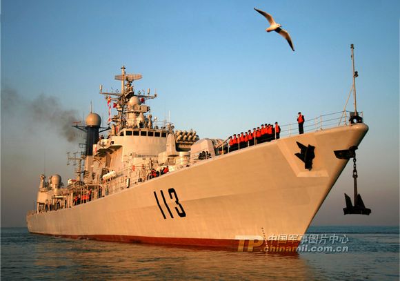資料圖：海軍青島艦擔(dān)負(fù)海上戰(zhàn)備巡邏任務(wù)。