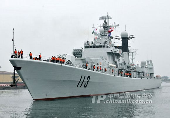 資料圖：中國海軍“青島”號導(dǎo)彈驅(qū)逐艦。