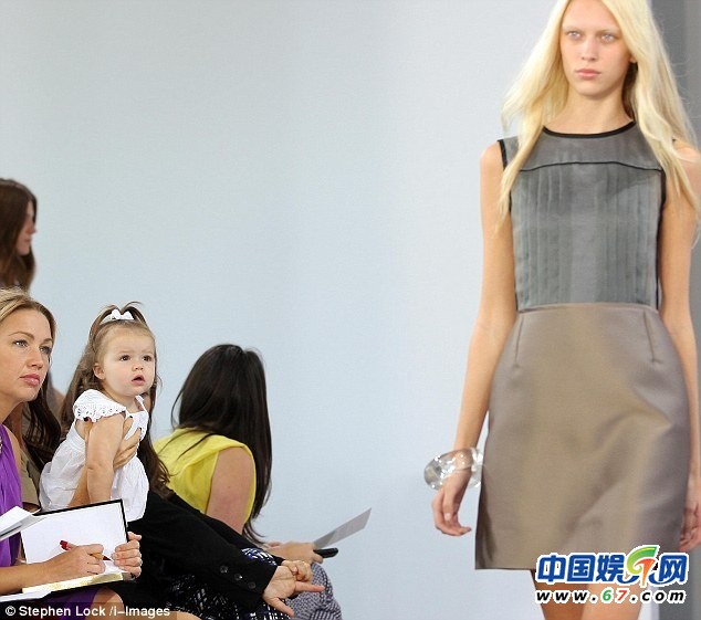 貝克漢姆女兒小七19個(gè)月四次看秀 網(wǎng)友：長大要逆天