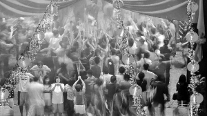 2月9日，新加坡市民在農歷除夕夜到新加坡滑鐵盧街的一間廟里祈福。