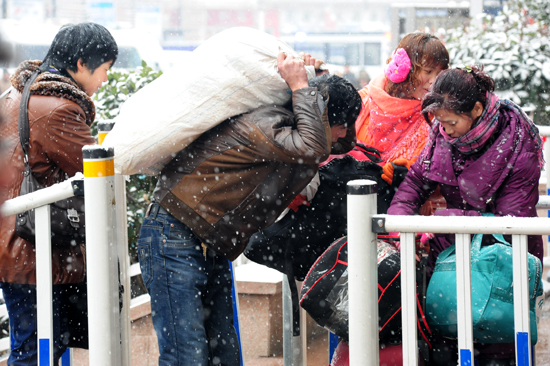 風(fēng)雪難阻歸家路 實(shí)拍大雪中的春運(yùn)