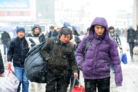 風(fēng)雪難阻歸家路 實(shí)拍大雪中的春運(yùn)