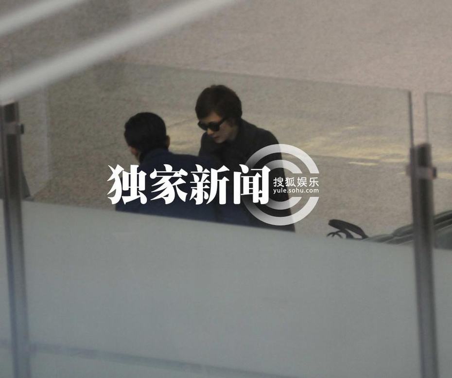 每日追星：鄧超摩登范與孫儷機場秀恩愛 馬伊琍豪車獨自接女
