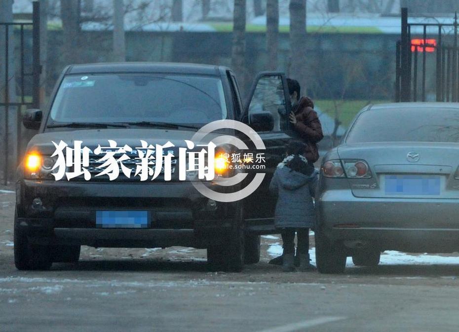 每日追星：鄧超摩登范與孫儷機(jī)場秀恩愛 馬伊琍豪車獨(dú)自接女