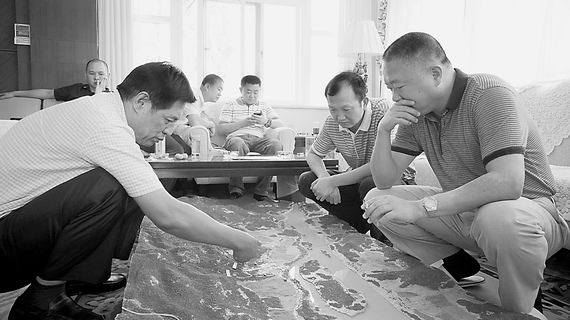 中國(guó)“10·5”案專案組追捕糯康時(shí)在研究案情。