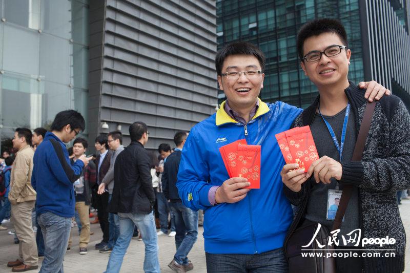 深圳一公司數(shù)千員工排隊領(lǐng)紅包 從39樓排到大廈外
