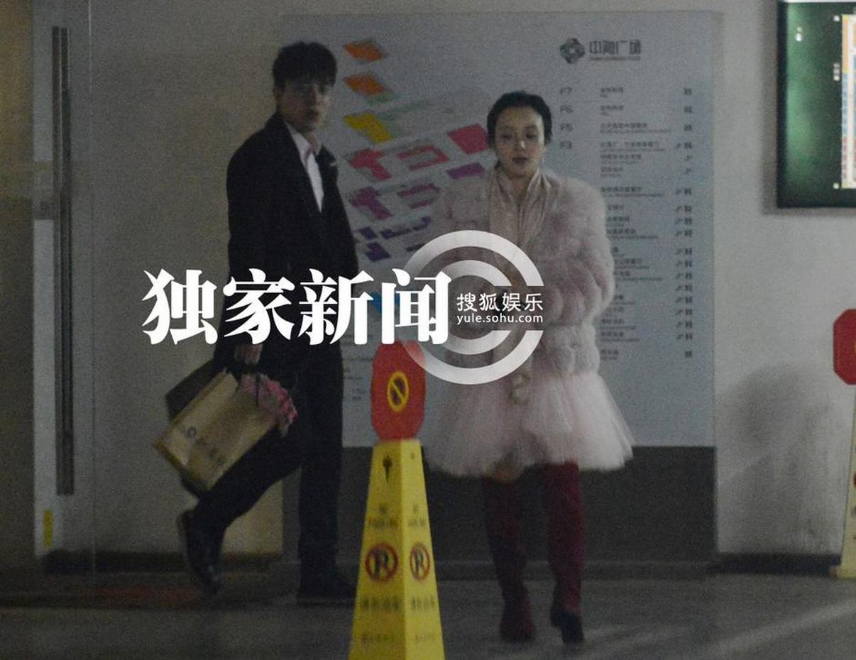 每日追星：賈乃亮李小璐攜女外出排場(chǎng)大 張雨綺隔口罩熱吻王全安