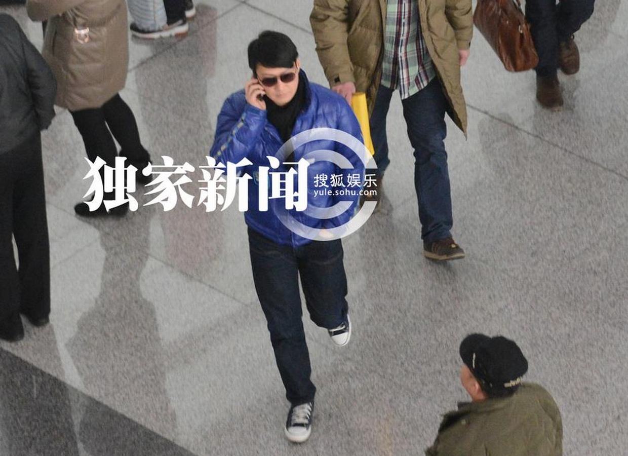 黎明穿亮色羽絨服抵京 機(jī)場(chǎng)無人識(shí)摘墨鏡找自信