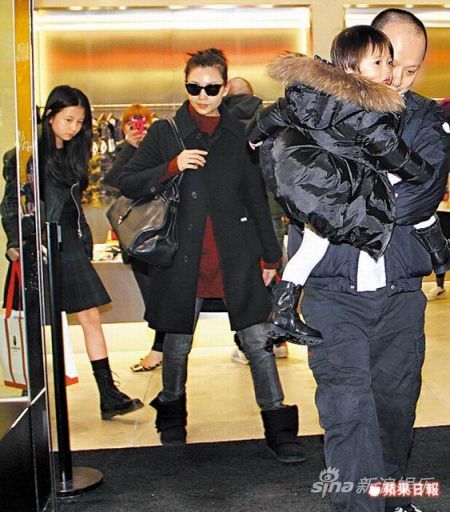 邱淑貞攜老公及三女兒購(gòu)物 20分鐘買7大袋名牌(圖)