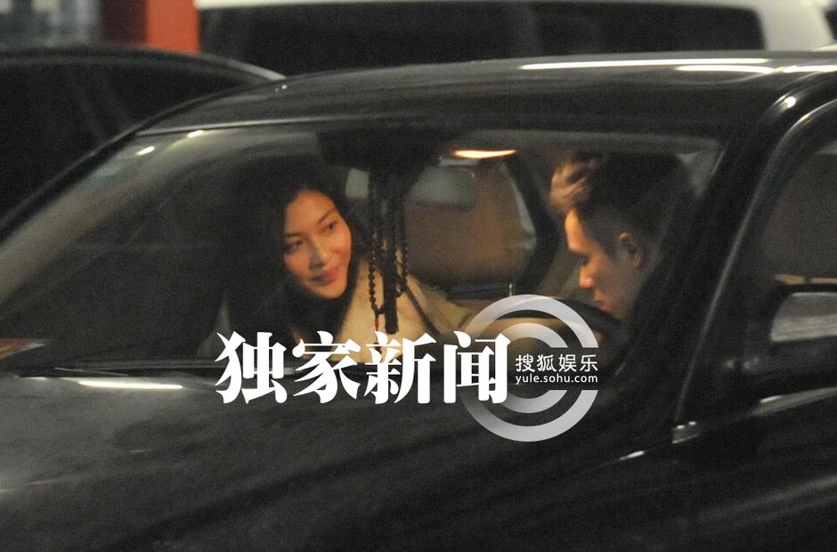 李彩樺富二代男友曝光 機(jī)場相擁