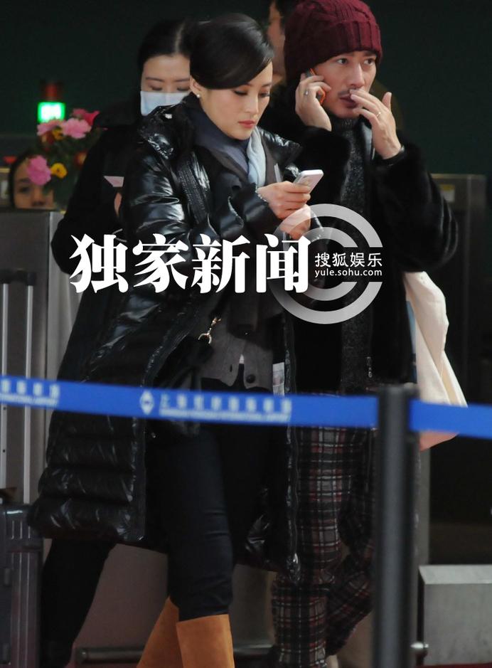 蔣勤勤濃妝艷抹現(xiàn)身機(jī)場(chǎng) 未被人認(rèn)出