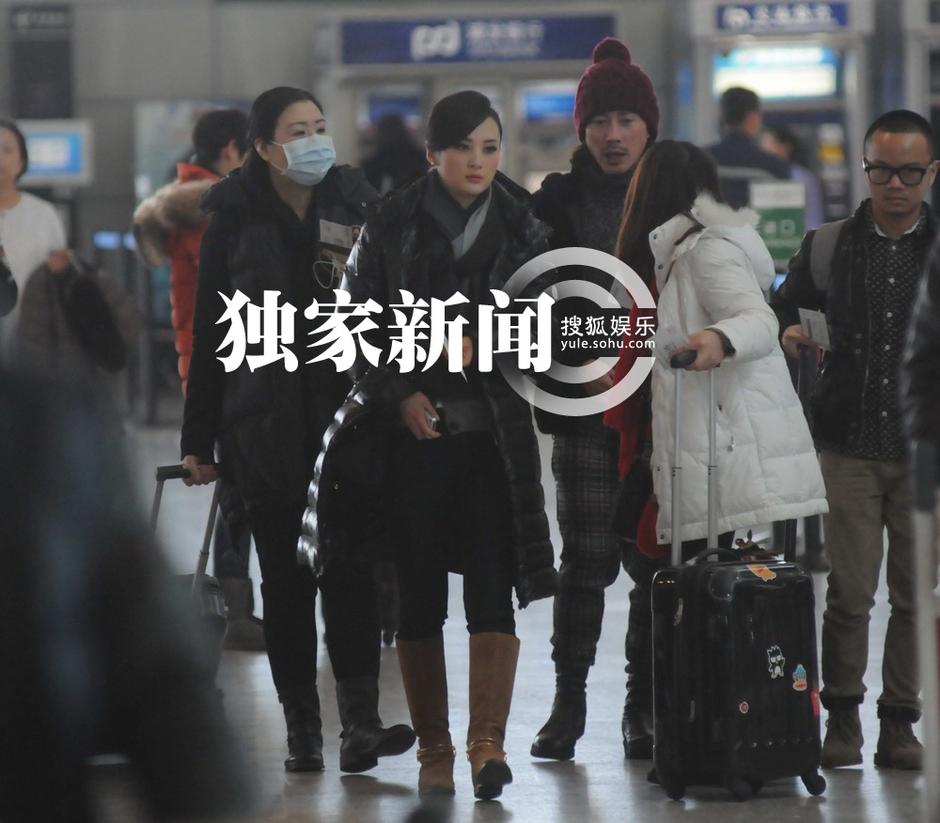 蔣勤勤濃妝艷抹現(xiàn)身機場 未被人認(rèn)出