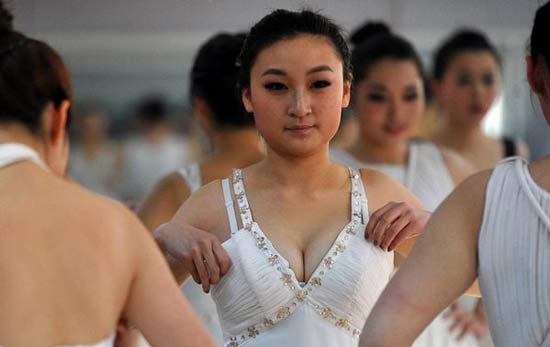 在藝考中，女學(xué)生為了追求更好的狀態(tài)亮相，掀起整容熱潮
