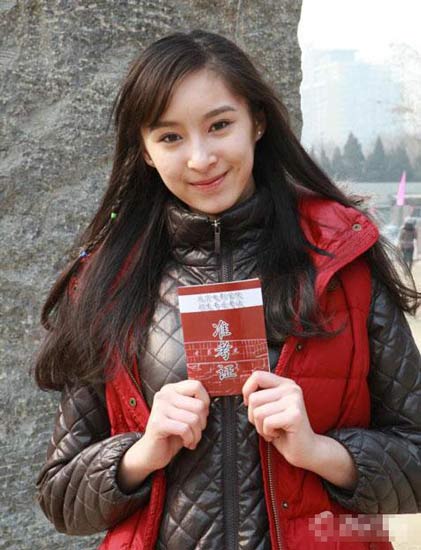 在藝考中，女學(xué)生為了追求更好的狀態(tài)亮相，掀起整容熱潮
