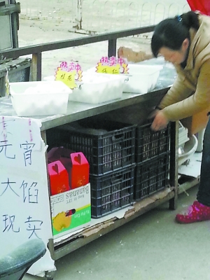頭天沒賣掉的元宵和原料就放在攤柜里，沒有任何遮擋。