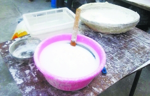 露天擺放的制作原料。