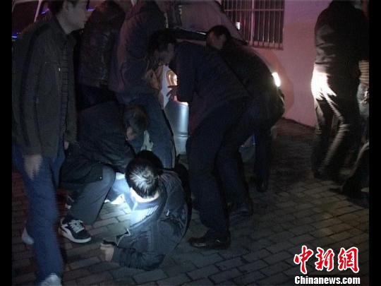 眾人抬車救人。 林增崇 攝