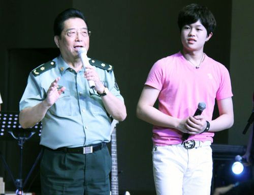 傳李雙江兒子涉嫌輪奸遭拘留。圖為李雙江和兒子
