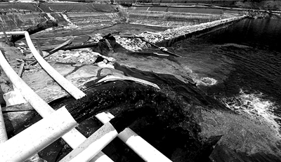 ?2010年7月，福建紫金礦業(yè)紫金山銅礦濕法廠發(fā)生銅酸水滲漏事故，造成汀江部分水域嚴重污染，事故被瞞報9天。（資料圖片）圖/CFP