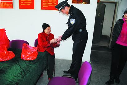 七旬老太迷路被民警帶走 女兒有心帽子上繡手機(jī)號