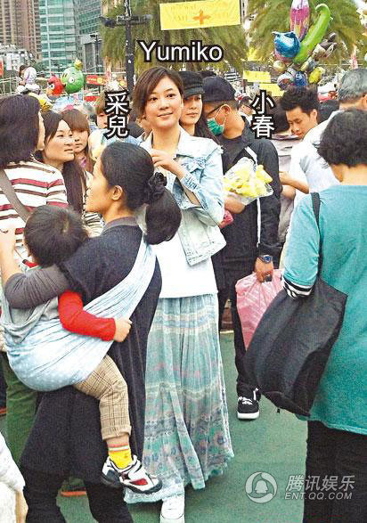 應(yīng)采兒挺孕肚約鄭希怡出街 老公陳小春護駕