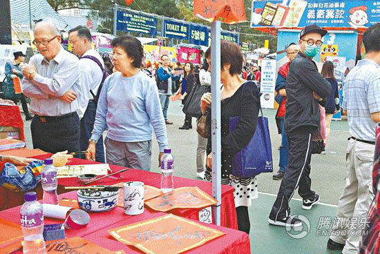 應(yīng)采兒挺孕肚約鄭希怡出街 老公陳小春護(hù)駕