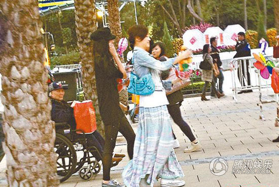 應(yīng)采兒挺孕肚約鄭希怡出街 老公陳小春護駕