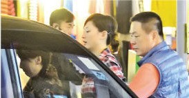 陳小春陪應采兒做產檢貼心伺候