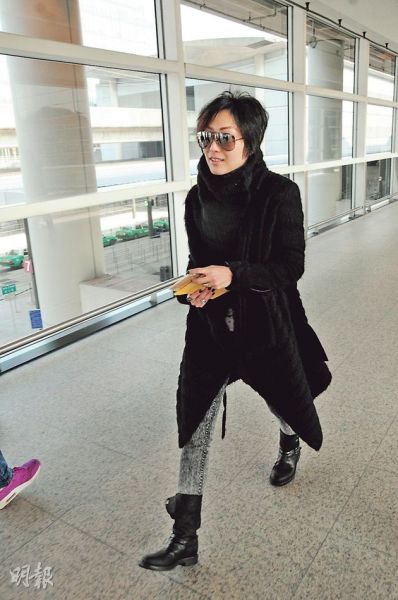 鄭秀文否認(rèn)與許志安去沖繩試婚，強(qiáng)調(diào)是普通旅行享受陽(yáng)光與海灘。