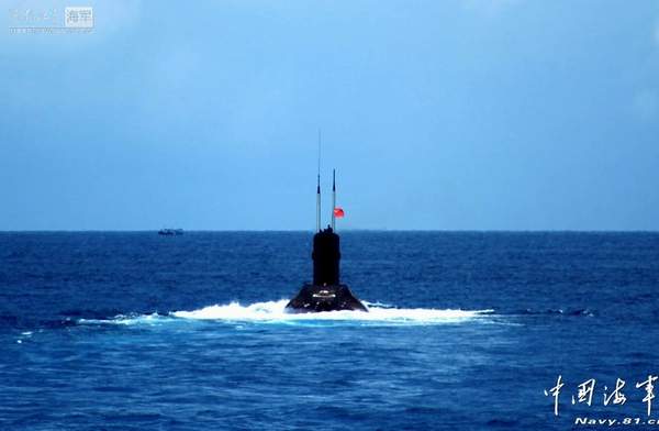 資料圖：南海艦隊(duì)某潛艇支隊(duì)374艇迎著朝霞駛出軍港，開赴某潛艇訓(xùn)練海域，與反潛機(jī)展開水聲對(duì)抗演練。