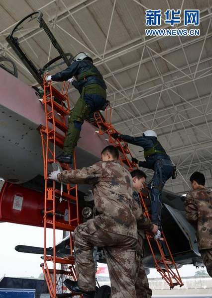 一聲令下，飛行員快速登機(jī)。