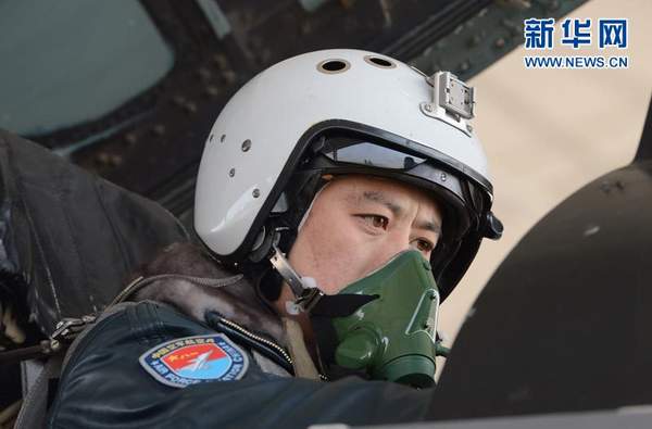 起飛前，大隊(duì)長(zhǎng)馬剛精心檢查戰(zhàn)機(jī)。