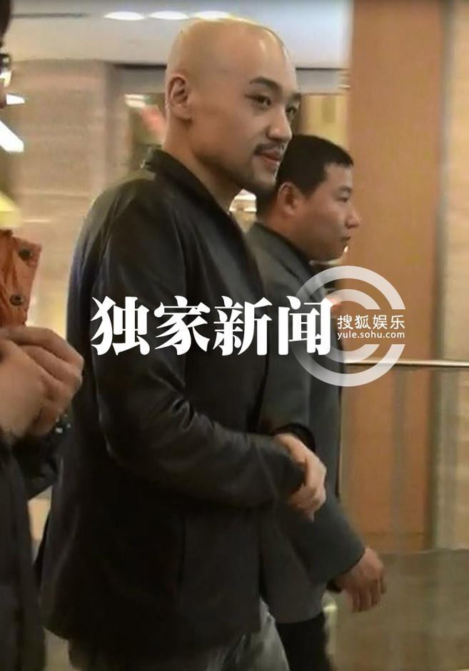 李代沫機(jī)場(chǎng)喬裝玩低調(diào) 工作不休撈金忙