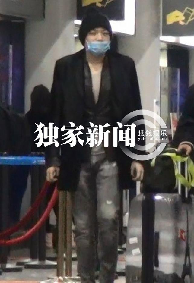 李代沫機(jī)場喬裝玩低調(diào) 工作不休撈金忙